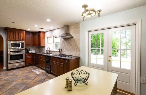 Northport House | Lake T Retreat - Sunset - Pool - Putting Green!