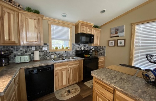 Quinlan Cottage | Lake Tawakoni Sunset Waterfront Cottage with private boat deck.