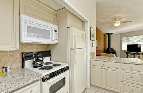 Lakeway House | Lake Travis Bungalow Casita Golden Rod #2