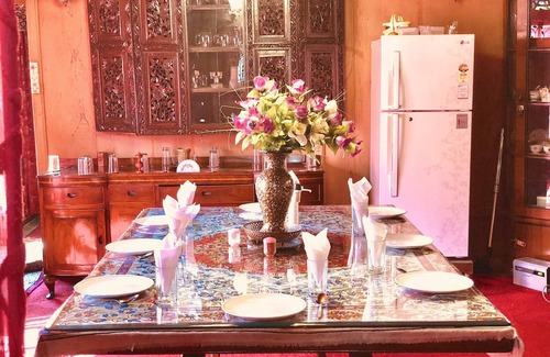 Dal Lake Boat Rental | Lake Victoria Houseboat