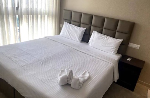 Hiranandani Gardens Apartment | Lake View 1-bedroom @ Hiranandani Powai- Maxxvalue