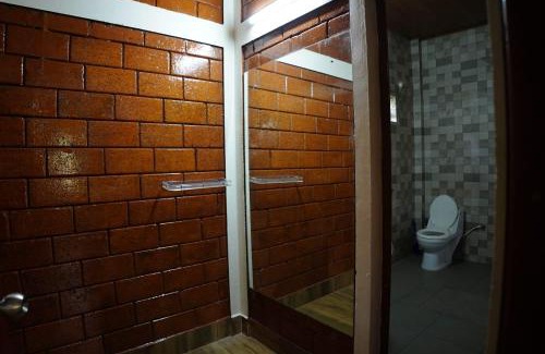 Virajpet Resort | Lake View Cottage
