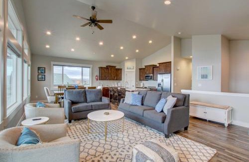 Sweetwater House | Lake-View Escape with Private Beach Resort Access!