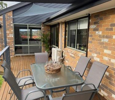 Lilydale House | Lake view family house