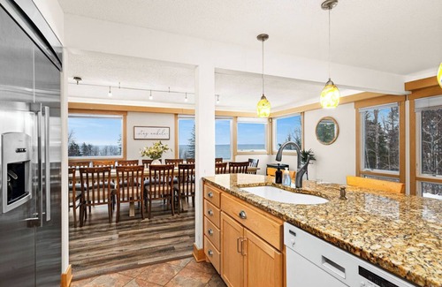 French River House | Lake View Luxury Retreat/10mins to Duluth/85" Home Theater/Heated Game Room/Fire pit