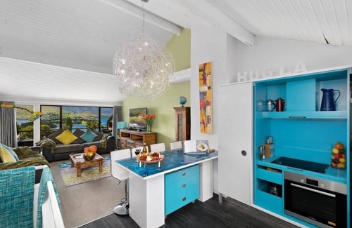 Fernhill House | LAKE VIEW SPACIOUS LUXURY SPA ALPINE TOWNHOUSE WALK TO TOWN