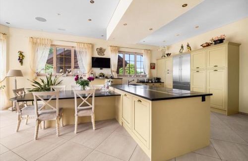 Grandcour Apartment | Lake View Villa Chabrey