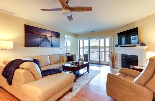Village of Four Seasons Apartment | Lake Views and Screened Porch Ozarks Getaway!