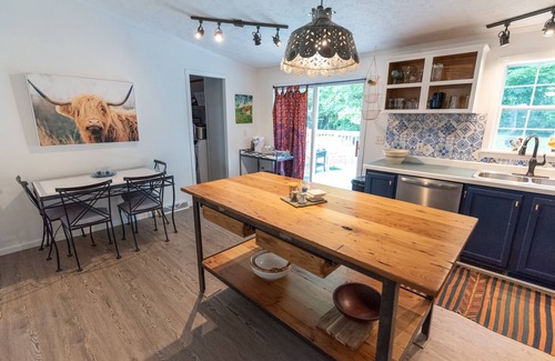 Cambridge Springs House | Lake views, comfort/nature @ The Castle Hill