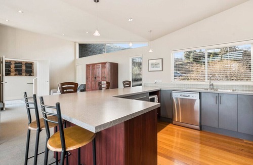 Frankton Cottage | Lake Views on Yewlett - Queenstown Holiday Home