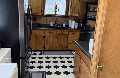 Waverly House | Lake Whitetail Cottage 3/2 with a carport & large back porch.