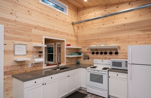 Grand Marais Cottage | Lake Winnipeg All Season Cozy Cottage with Outdoor Cedar Sauna