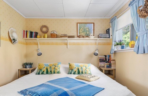 Saffle Municipality Cottage | Lakefront 2-bedroom remote cottage (Lake Vänern)