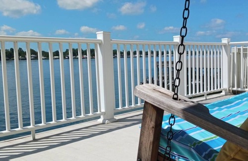 New Roads House | Lakefront| 2 LRs & porches| Pier| King-Qn-2 twins