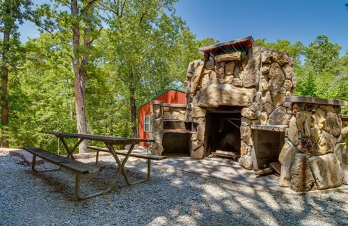 Oakland House | Lakefront Bull Shoals Cabin Rental Pets Welcome!