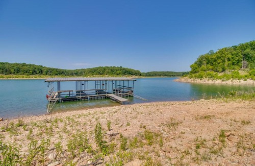 Oakland House | Lakefront Bull Shoals Cabin Rental Pets Welcome!