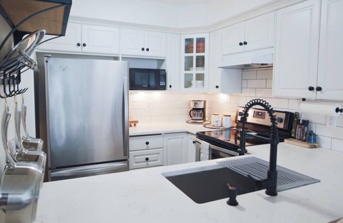 Harrison Hot Springs Apartment | Lakefront Haven | Mtn View Condo Steps from Beach