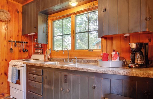 Minocqua Cabin | Lakefront Cabin w/Private Dock & Fire Pit!