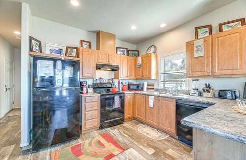 Chiloquin Cabin | Lakefront Cabin w/Water & Mtn Views in Chiloquin