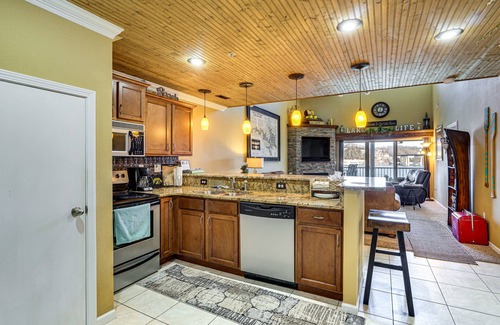 Camdenton Condo | Lakefront Camdenton Condo: Grill & Community Pool