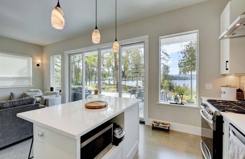 Shawnigan Lake House | Lakefront Cottage on Shawnigan Lake