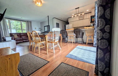Alburg Cottage | Lakefront Cottage: Amazing Mountain Views Directly on Lake Champlain