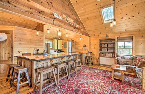Oxford Cottage | Lakefront Cottage: Boat Dock, Patio & Kayaks!