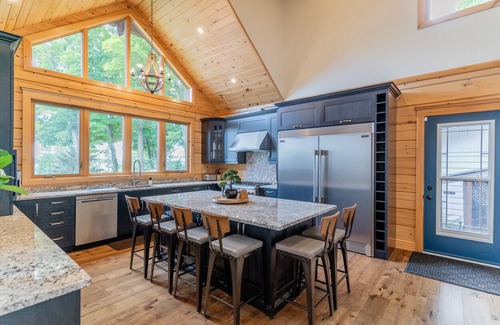 Bobcaygeon Cottage | Lakefront cottage golf area BBQ pool table