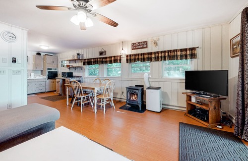 Madison House | Lakefront cottage on Big Pea Porridge Pond w/private dock, beach, kayaks, canoe