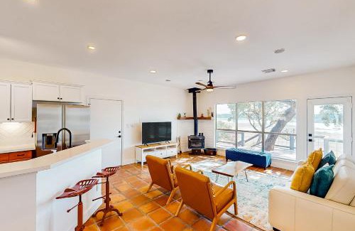 Lago Vista House | Lakefront Cottage