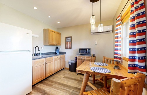 Murphysboro Cabin | Lakefront, dog-friendly cabin with covered porch & firepit - near wine tasting
