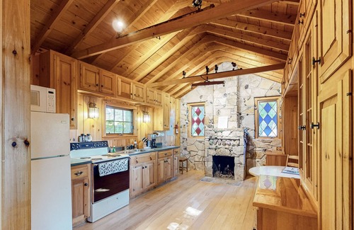 South Hero Cabin | Lakefront dog-friendly cabin & cottage with kayaks, grill, washer/dryer