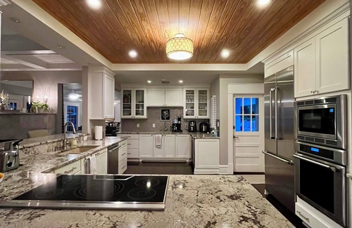Edgewood House | Lakefront Estate, Central Location, Boat ramp and more
