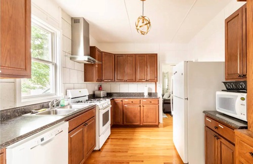 Cleveland House | Lakefront Family Getaway