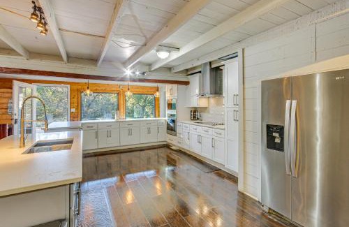 Streetman House | Lakefront Family Home with Pool in Streetman!