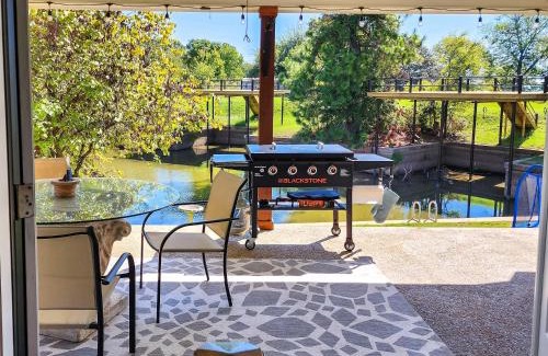 Cedar Creek Reservoir House | Lakefront Family Home with Boat Dock and Slip in Texas