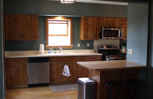 Cleveland Cottage | Lakefront Getaway at the Cozy Stone House