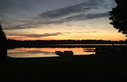 Howe House | Lakefront Girls getaway Romantic Retreat low fees