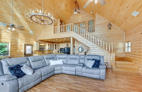 Gladewater House | Lakefront Gladewater Retreat w/Dock + Hot Tub!