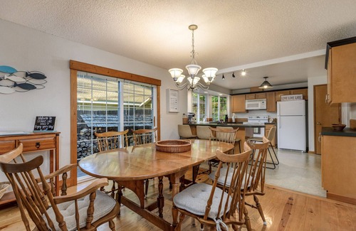 Allyn House | Lakefront Haven: Lakeland Village Golf!