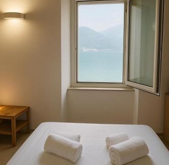 Pisogne House | LAKEFRONT HOME RESIDENZA IL GALLO IN RIVA AL LAGo