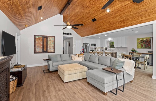 Hillister House | Lakefront, Hot Tub, and Fire Pit on Lake Charmaine