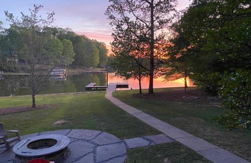Lake Oconee House | Lakefront House with Private Dock and Fire Pit!