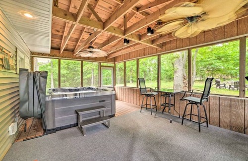 Almo Cottage | Lakefront, Jet ski, or Boat rentals and a hot tub!