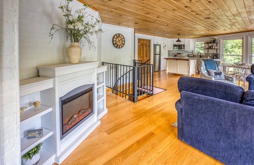 Sherwood Forest House | Lakefront Jewel By: Evergreen Home