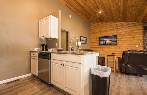 McHenry Cabin | Lakefront Lakeview Cabin 5-Hot Tub, Full Kitchen