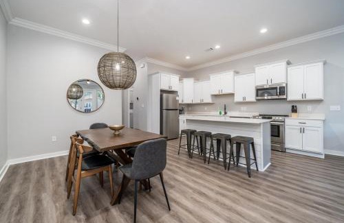 Lake Hamilton House | Lakefront Oasis with Game Room!