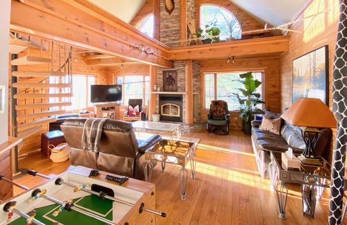 Gracefield Ski Chalet | Lakefront Pineview Chalet + Spa on Lac Orignal