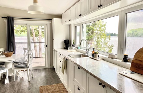 Dunchurch Cottage | Lakefront property that ensures an unparalleled experience of peacefulness.