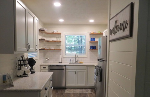 Gumlog House | LAKEFRONT Retreat! Escape To Lake Hartwell in this lakeside cottage!